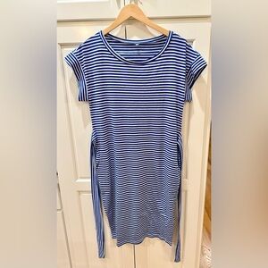 Women’s Boutiquee Dress. Stretchy material with attached tie belt.